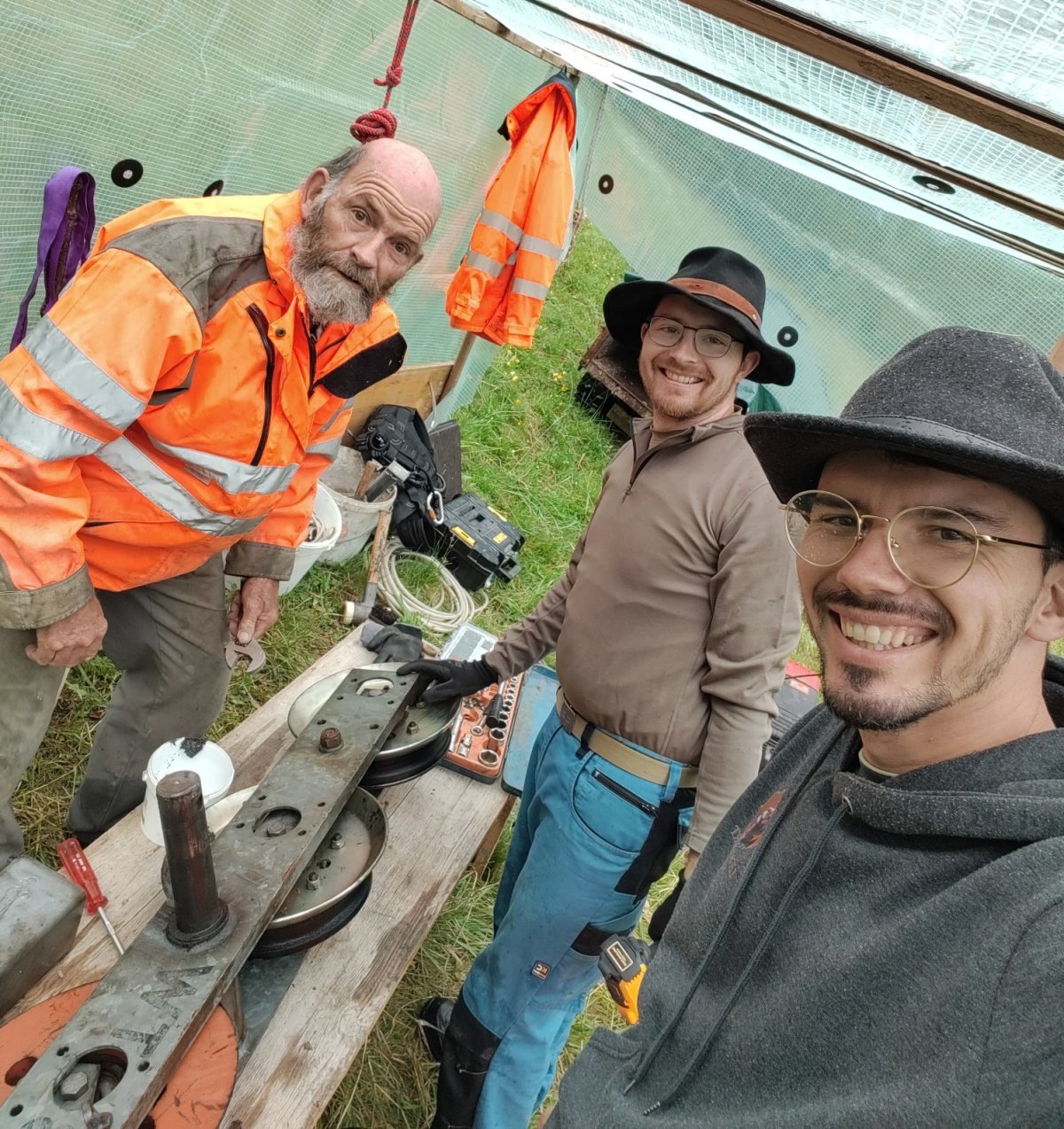Die fleissigen Männer, beim zerlegen der Rollen Batterie